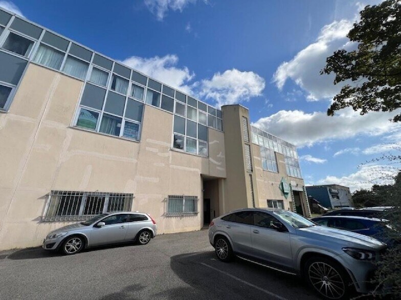 655 Avenue Roland Garros, Buc à vendre - Photo du bâtiment - Image 1 de 6