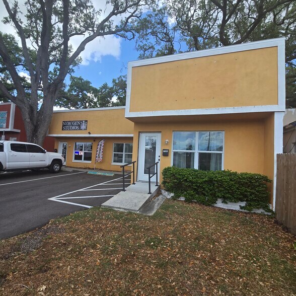 710 E Bay Dr, Largo, FL à louer - Photo du bâtiment - Image 3 de 3