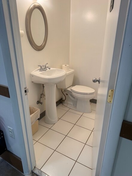 7527 Gary Rd, Manassas, VA for sale - Interior Photo - Image 3 of 31