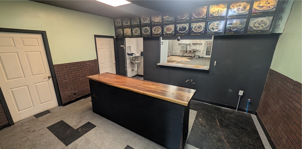 1002 Kenmore Blvd, Akron, OH for lease - Interior Photo - Image 2 of 12