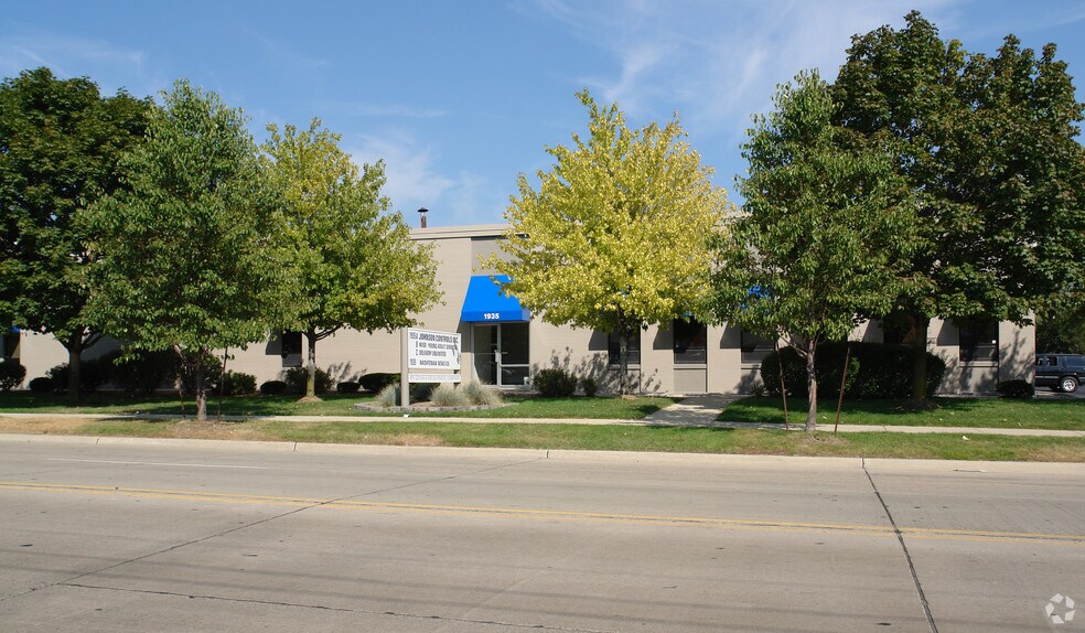1935-1939 S Industrial Hwy, Ann Arbor, MI à louer - Photo du bâtiment - Image 2 de 4