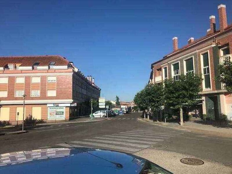 Retail in Cistérniga for sale - Building Photo - Image 3 of 6