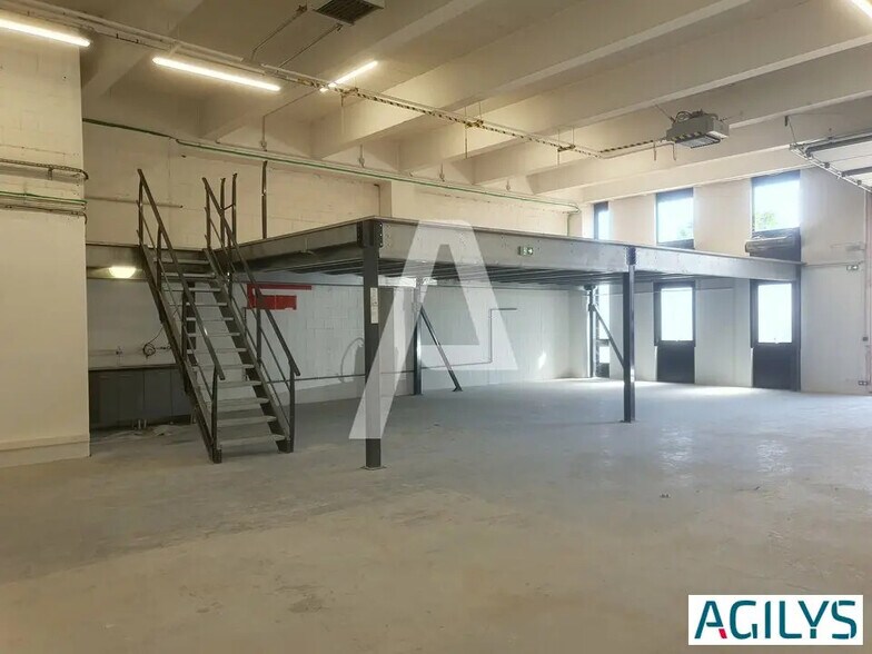 Flex in Rungis for lease - Interior Photo - Image 3 of 5