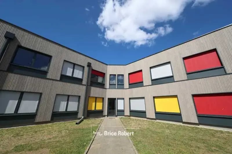 Office in Vénissieux for lease Building Photo- Image 1 of 13