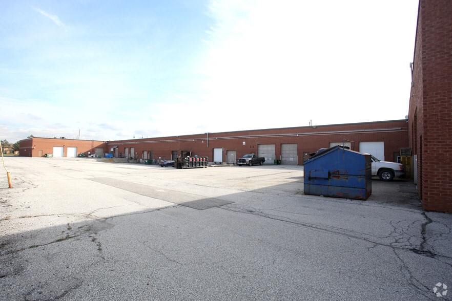 7885 Tranmere Dr, Mississauga, ON à louer - Photo du bâtiment - Image 2 de 3