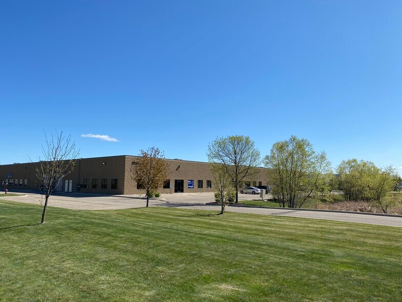 2120 Howard Dr W, North Mankato, MN à louer - Photo du bâtiment - Image 2 de 29