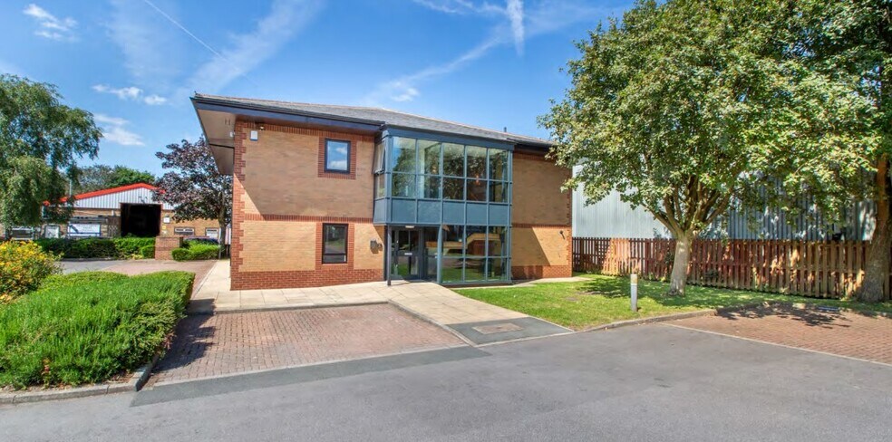 16 Moorfield Clos, Yeadon for lease - Building Photo - Image 1 of 3