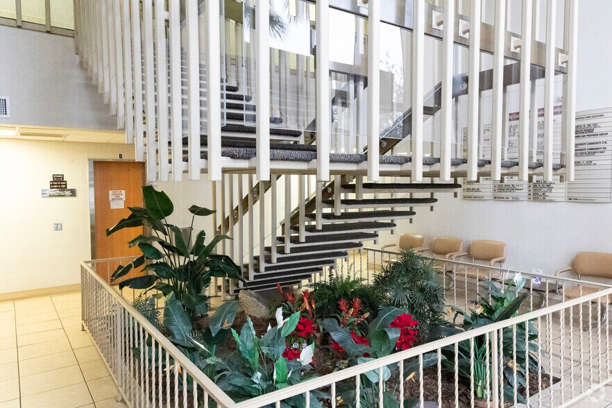 13801 Bruce B Downs Blvd, Tampa, FL à vendre - Hall d’entrée - Image 2 de 33