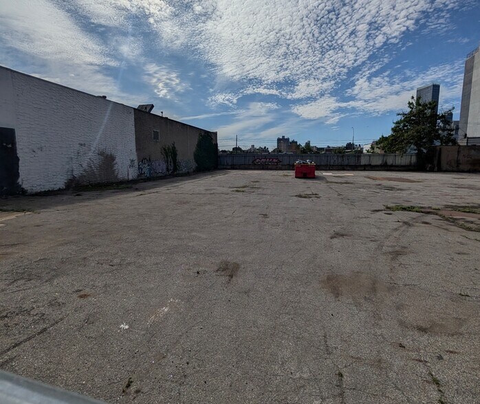 38-42 12th St, Long Island City, NY à louer - Photo du bâtiment - Image 3 de 3