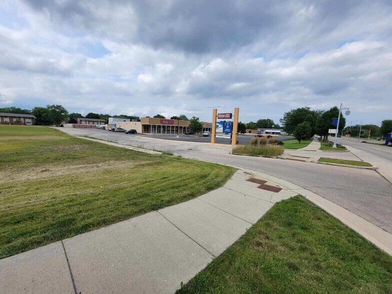 S74W16890 Janesville Rd, Muskego, WI à vendre - Photo du bâtiment - Image 2 de 5