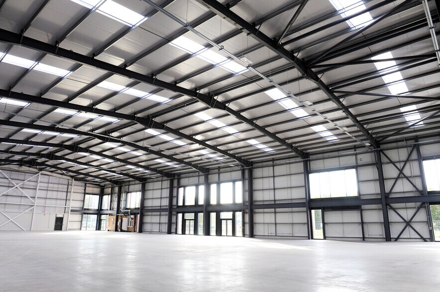 4A Riverside Way, Irvine à louer - Photo du bâtiment - Image 2 de 13