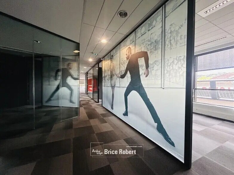 Flex in Lyon for lease - Interior Photo - Image 2 of 12