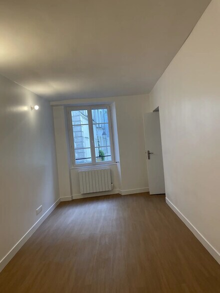 8 Place Sainte-Opportune, Paris for lease - Interior Photo - Image 2 of 3