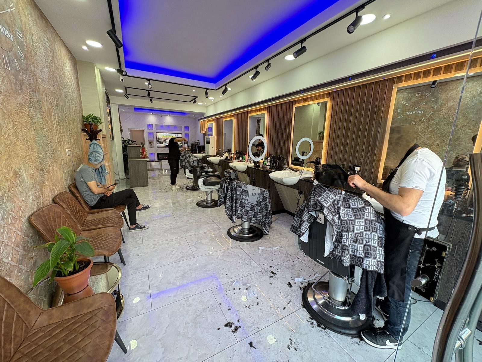 Retail in London for lease Primary Photo- Image 1 of 8