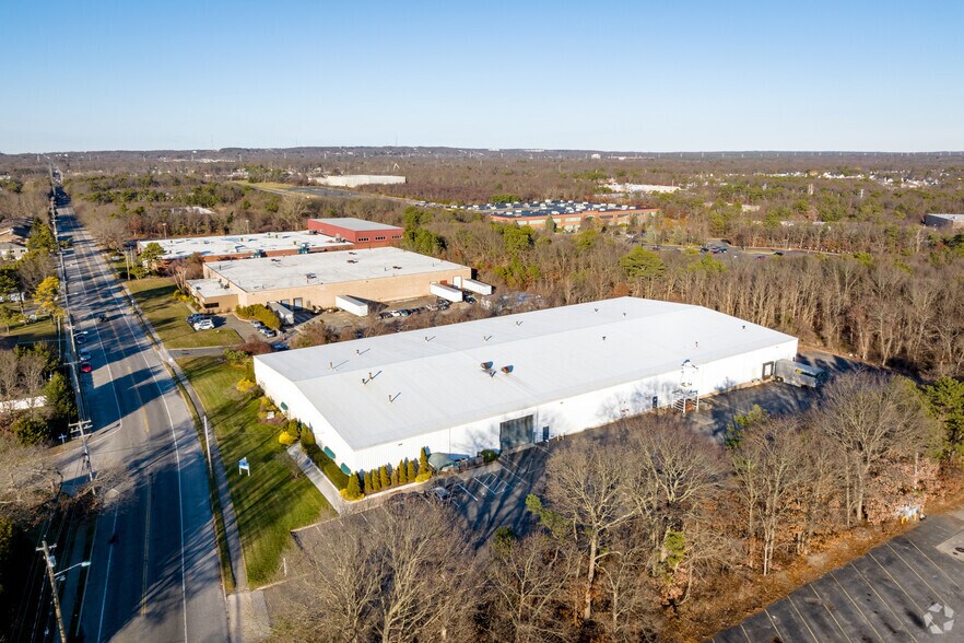 885 Waverly Ave, Holtsville, NY à louer - Photo du bâtiment - Image 3 de 9