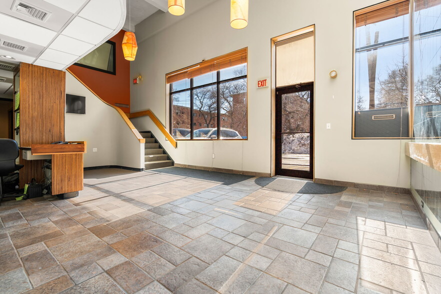 115 Dummer St, Brookline, MA à vendre - Hall d’entrée - Image 3 de 26