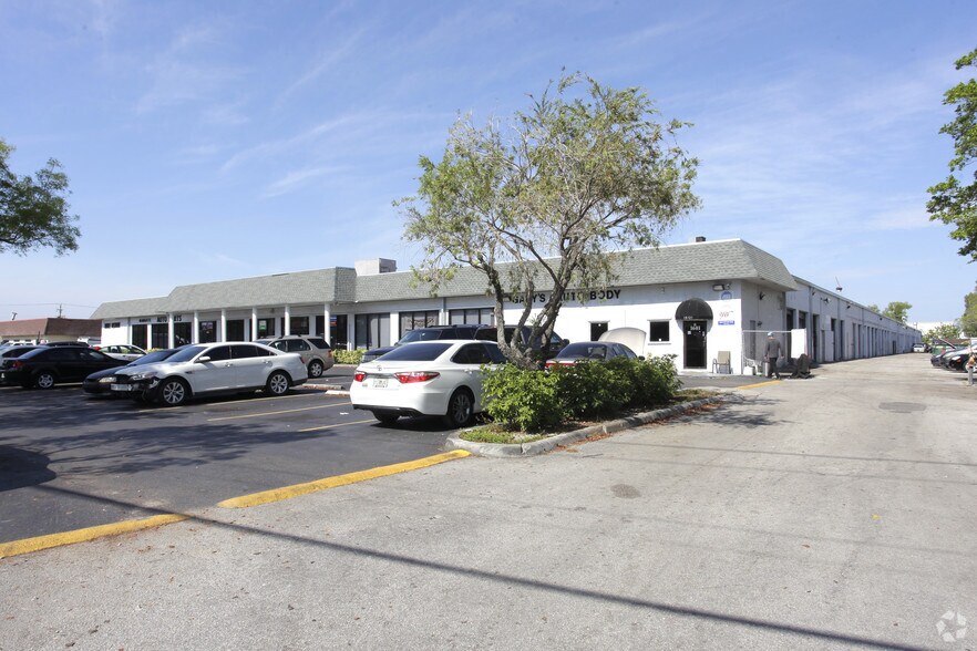 1593-1667 Banks Rd, Margate, FL à louer - Photo du bâtiment - Image 3 de 4