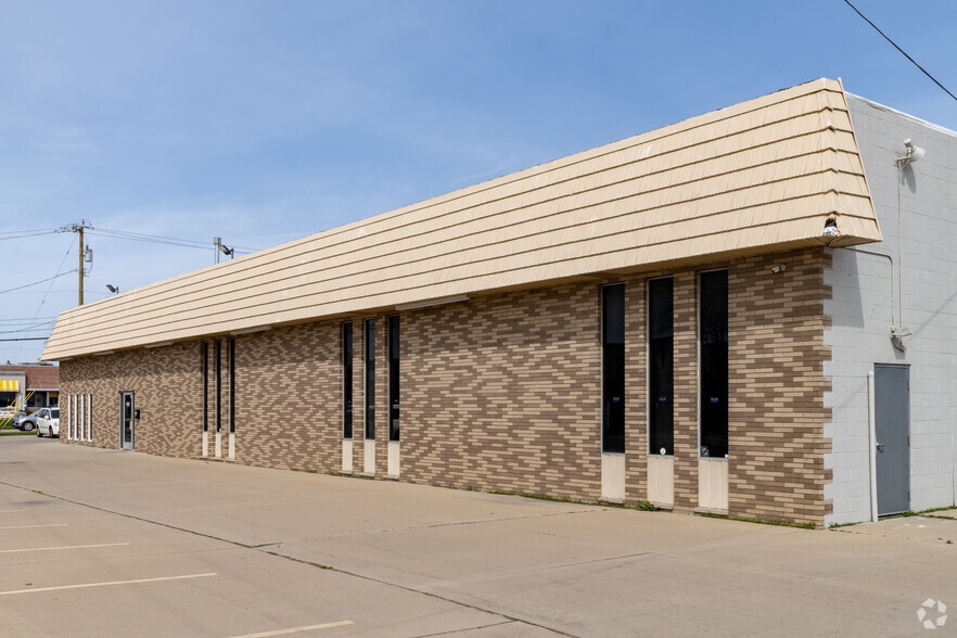 15555-15651 E Twelve Mile Rd, Roseville, MI à vendre - Photo du bâtiment - Image 3 de 6