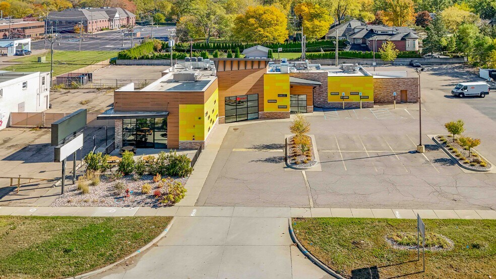 4924 Rochester Rd, Troy, MI à vendre - Photo du bâtiment - Image 1 de 17