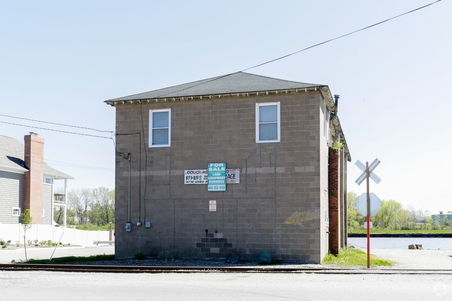 203 River St, Grand River, OH for sale - Primary Photo - Image 1 of 5