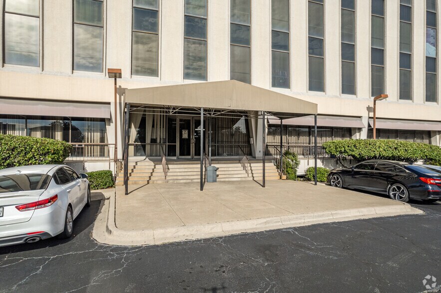 1140 Empire Central Dr, Dallas, TX for lease - Building Photo - Image 2 of 12