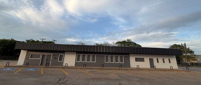 Plus de détails pour 612 Michael Dr, Everman, TX - Commerce de détail à louer