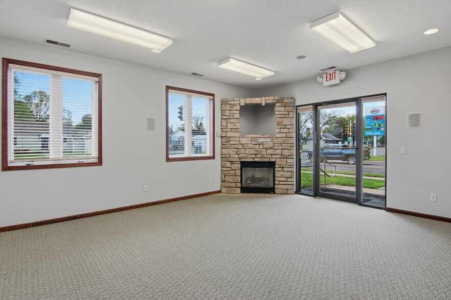 2108 S Broadway St, Menomonie, WI à vendre - Photo du bâtiment - Image 3 de 35