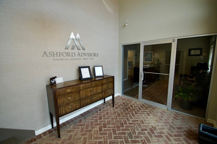 5898 Ridgewood Rd, Jackson, MS for lease - Interior Photo - Image 3 of 7