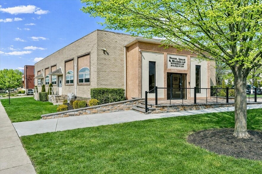 101 E Darby Rd, Havertown, PA for sale - Primary Photo - Image 1 of 16