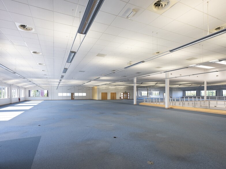 14 Woodhall, Holytown for lease - Interior Photo - Image 3 of 8