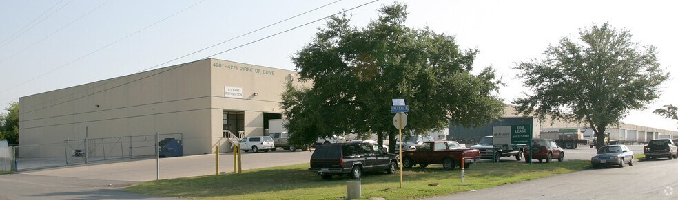 4201-4221 Director Dr, San Antonio, TX à louer - Photo du bâtiment - Image 2 de 5