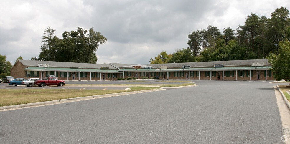 100-108 Weatherly Sq, Ramseur, NC à vendre - Photo du bâtiment - Image 3 de 7