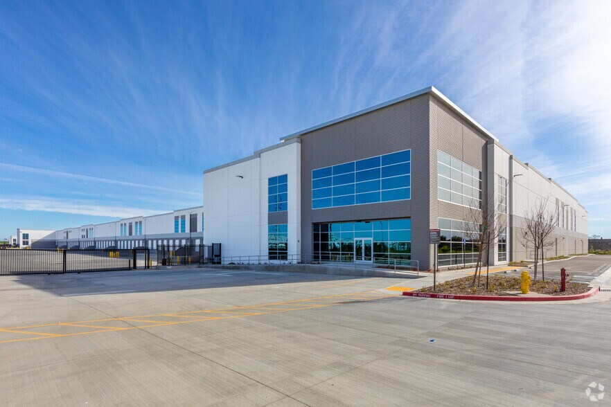 5070 Glacier St, Lathrop, CA à louer - Photo du bâtiment - Image 3 de 10