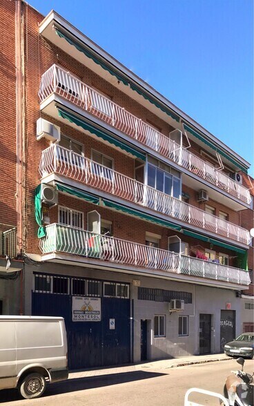 Calle Eduardo Requenas, 12, Madrid, Madrid à vendre - Photo du bâtiment - Image 1 de 2