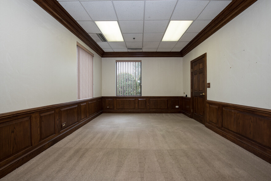 1230 Karl Ct, Wauconda, IL for lease - Interior Photo - Image 3 of 10