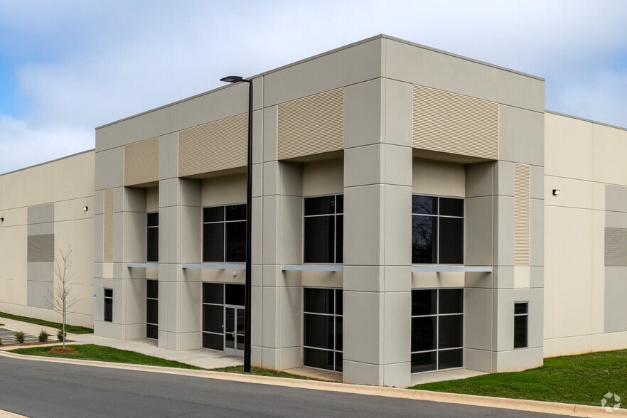 5020 Meadow Oak Commerce Pky, Charlotte, NC à louer - Photo du bâtiment - Image 2 de 12