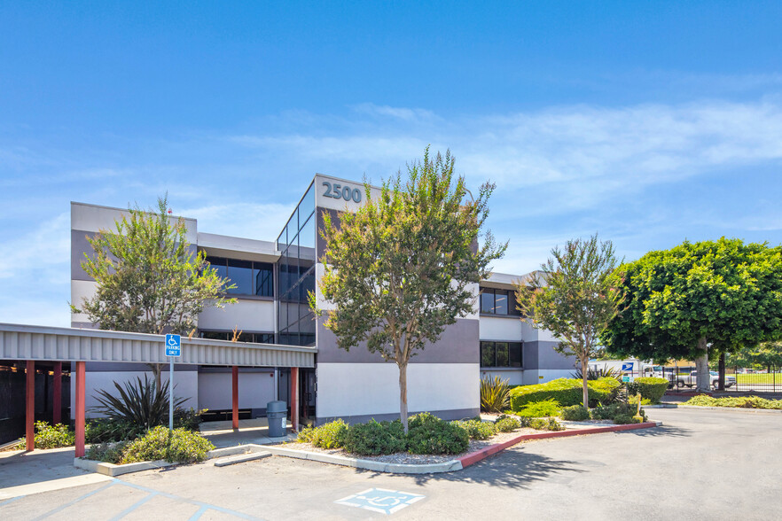 2500 S Atlantic Blvd, Commerce, CA for lease - Building Photo - Image 1 of 2