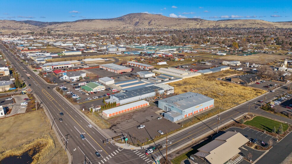 3735 Washburn Way, Klamath Falls, OR à vendre - Photo du bâtiment - Image 3 de 50