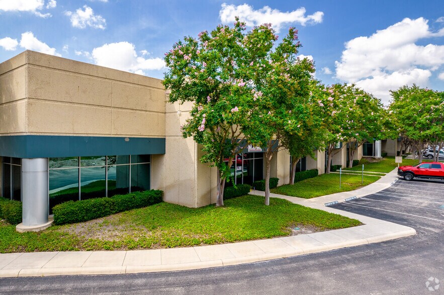 1077 Central Pky S, San Antonio, TX à louer - Photo du bâtiment - Image 2 de 8