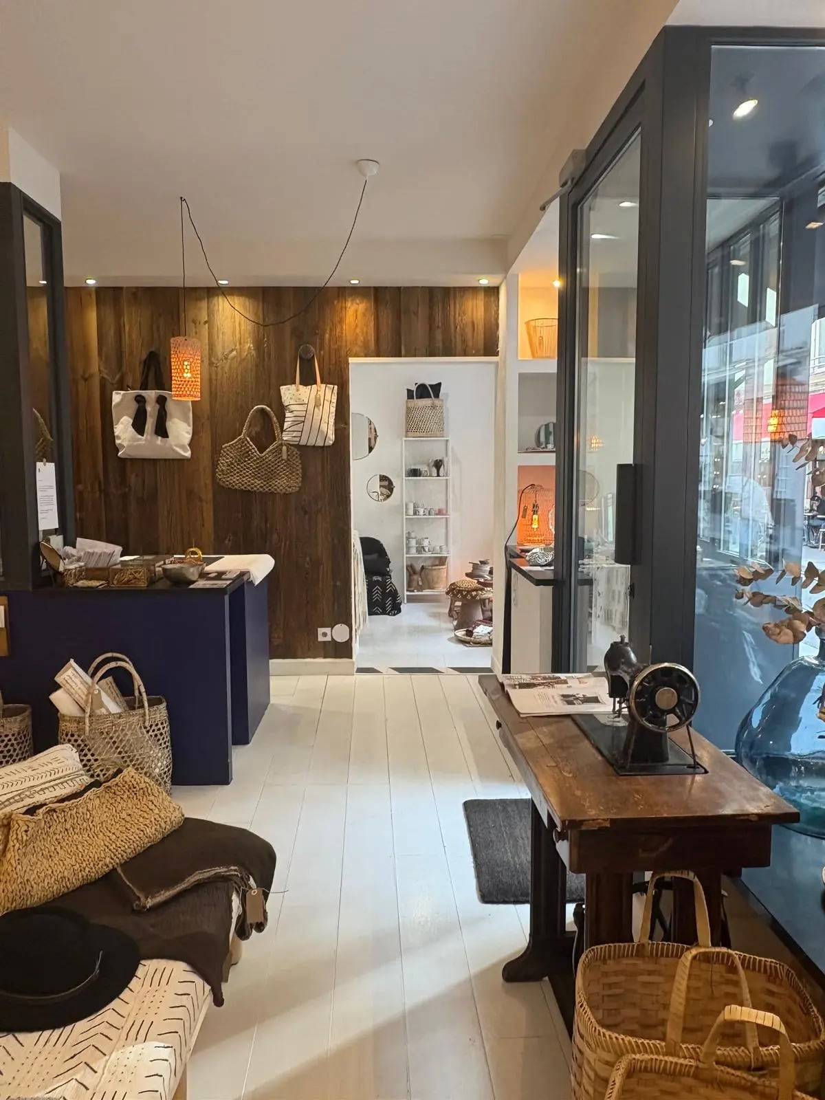 Retail in Paris for lease Building Photo- Image 1 of 5