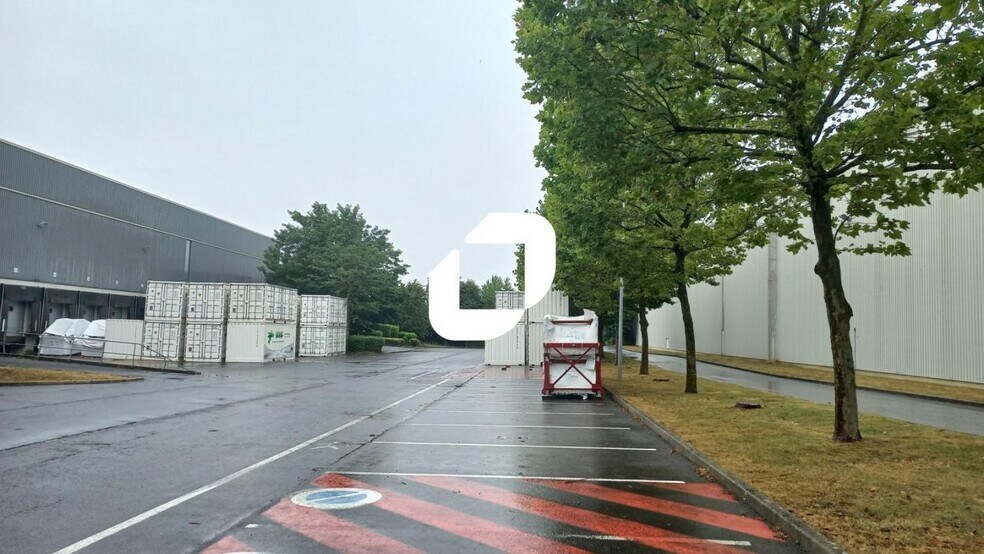 Industrial in Saint-Witz for lease - Building Photo - Image 3 of 6