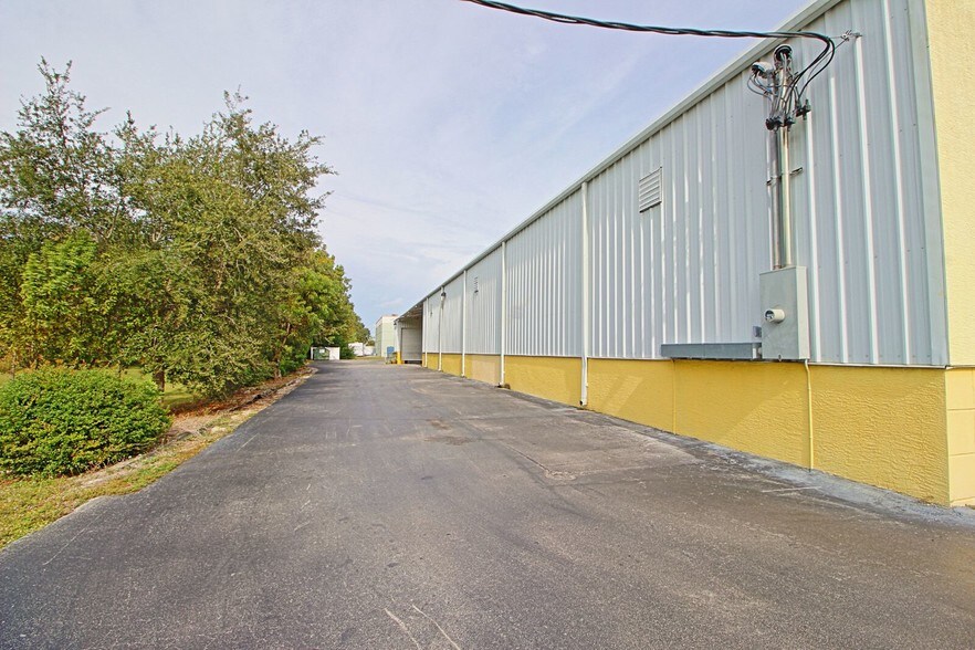 12180 Metro Pky, Fort Myers, FL à louer - Photo du bâtiment - Image 2 de 21