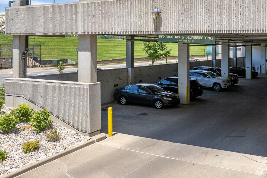 300 Dave Cowens Dr, Newport, KY à louer - Photo du bâtiment - Image 3 de 5