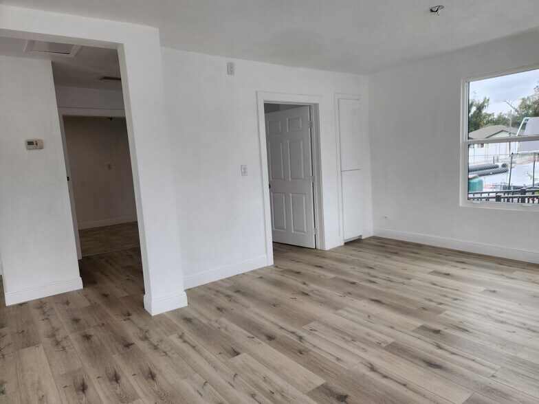 1102 W Waters Ave, Tampa, FL à louer - Photo du bâtiment - Image 2 de 6