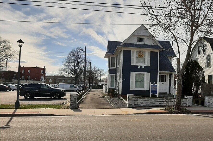 169 Roanoke Ave, Riverhead, NY for lease - Building Photo - Image 3 of 8
