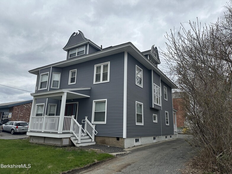 17 E Housatonic St, Pittsfield, MA for lease - Building Photo - Image 1 of 8