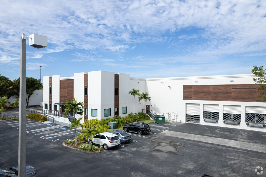 10005 NW 58th St, Doral, FL for lease - Building Photo - Image 2 of 5