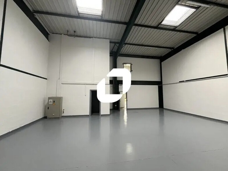 Industrial in Villepinte for lease - Interior Photo - Image 2 of 6