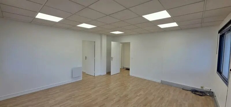 10 Rue De La Closerie, Lisses for lease - Interior Photo - Image 2 of 11