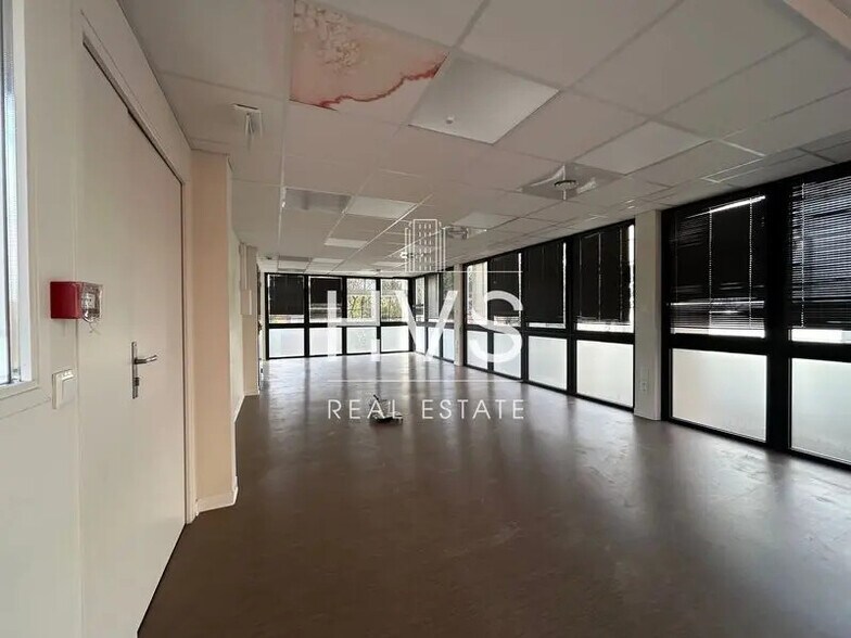 Office in Gardanne for lease - Interior Photo - Image 3 of 8